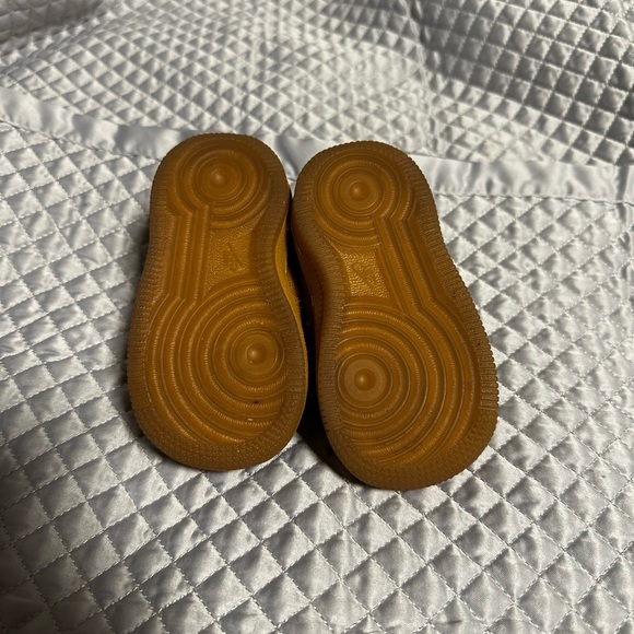 Nike shoes size 4c - Picture 3 of 6